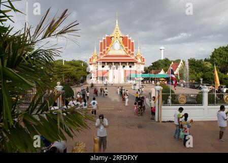 Provincia di Samut Prakan, Thailandia. 1 agosto 2023. Passeggiata cerimoniale dei devoti buddisti thailandesi con candele durante l'illuminazione della lanterna e pregando per onorare, il Buddha al giorno di Asarnha Bucha al tempio Wat Asokaram alla periferia di Bangkok nella provincia di Samut Prakan, Thailandia, il 1 agosto 2023. (Foto di Teera Noisakran/Pacific Press) credito: Pacific Press Media Production Corp./Alamy Live News Foto Stock