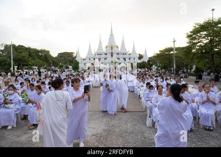 Provincia di Samut Prakan, Thailandia. 1 agosto 2023. I devoti buddisti tailandesi si vestono di bianco, assistono all'illuminazione della lanterna e pregano per onorare, il Buddha all'Asarnha Bucha Day al tempio Wat Asokaram alla periferia di Bangkok nella provincia di Samut Prakan, Thailandia, il 1 agosto 2023. (Foto di Teera Noisakran/Pacific Press) credito: Pacific Press Media Production Corp./Alamy Live News Foto Stock