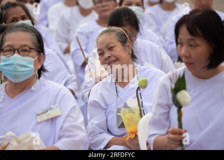 Provincia di Samut Prakan, Thailandia. 1 agosto 2023. I devoti buddisti tailandesi si vestono di bianco, assistono all'illuminazione della lanterna e pregano per onorare, il Buddha all'Asarnha Bucha Day al tempio Wat Asokaram alla periferia di Bangkok nella provincia di Samut Prakan, Thailandia, il 1 agosto 2023. (Foto di Teera Noisakran/Pacific Press) credito: Pacific Press Media Production Corp./Alamy Live News Foto Stock