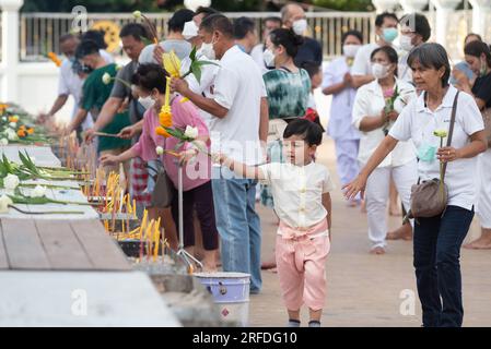 Provincia di Samut Prakan, Thailandia. 1 agosto 2023. Passeggiata cerimoniale dei devoti buddisti thailandesi con candele durante l'illuminazione della lanterna e pregando per onorare, il Buddha al giorno di Asarnha Bucha al tempio Wat Asokaram alla periferia di Bangkok nella provincia di Samut Prakan, Thailandia, il 1 agosto 2023. (Foto di Teera Noisakran/Pacific Press) credito: Pacific Press Media Production Corp./Alamy Live News Foto Stock