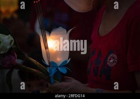 Provincia di Samut Prakan, Thailandia. 1 agosto 2023. Passeggiata cerimoniale dei devoti buddisti thailandesi con candele durante l'illuminazione della lanterna e pregando per onorare, il Buddha al giorno di Asarnha Bucha al tempio Wat Asokaram alla periferia di Bangkok nella provincia di Samut Prakan, Thailandia, il 1 agosto 2023. (Foto di Teera Noisakran/Pacific Press) credito: Pacific Press Media Production Corp./Alamy Live News Foto Stock