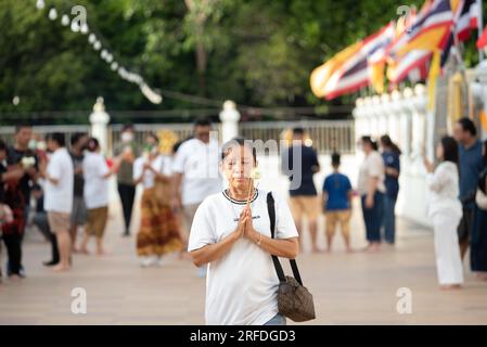 1 agosto 2023, provincia di Samut Prakan, provincia di Samut Prakan, Thailandia: Devoti buddisti thailandesi, con fiori di loto, bastoncini di incenso e preghiera, passeggiata intorno a Phra Thutangkha Chedi, al tempio Wat Asokaram alla periferia di Bangkok nella provincia di Samut Prakan, Thailandia, il Buddha ad Asarnha Bucha Day il 1 agosto 2023. (Immagine di credito: © Teera Noisakran/Pacific Press via ZUMA Press Wire) SOLO USO EDITORIALE! Non per USO commerciale! Foto Stock