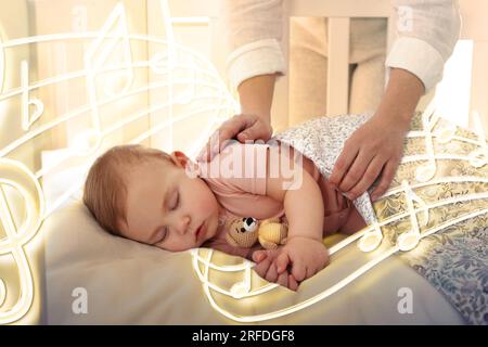 Canzoni ninnananna. Madre che copre il suo bambino addormentato con una coperta a casa. Illustrazione di note musicali volanti Foto Stock