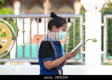 1 agosto 2023, provincia di Samut Prakan, provincia di Samut Prakan, Thailandia: Devoti buddisti thailandesi, con fiori di loto, bastoncini di incenso e preghiera, passeggiata intorno a Phra Thutangkha Chedi, al tempio Wat Asokaram alla periferia di Bangkok nella provincia di Samut Prakan, Thailandia, il Buddha ad Asarnha Bucha Day il 1 agosto 2023. (Immagine di credito: © Teera Noisakran/Pacific Press via ZUMA Press Wire) SOLO USO EDITORIALE! Non per USO commerciale! Foto Stock