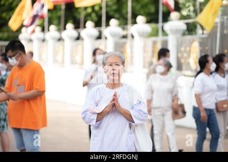 1 agosto 2023, provincia di Samut Prakan, provincia di Samut Prakan, Thailandia: Devoti buddisti thailandesi, con fiori di loto, bastoncini di incenso e preghiera, passeggiata intorno a Phra Thutangkha Chedi, al tempio Wat Asokaram alla periferia di Bangkok nella provincia di Samut Prakan, Thailandia, il Buddha ad Asarnha Bucha Day il 1 agosto 2023. (Immagine di credito: © Teera Noisakran/Pacific Press via ZUMA Press Wire) SOLO USO EDITORIALE! Non per USO commerciale! Foto Stock