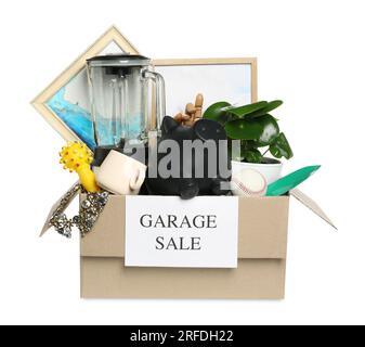 Articoli diversi nella scatola con cartello Garage sale isolato su bianco Foto Stock