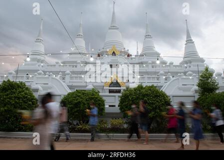 1 agosto 2023, provincia di Samut Prakan, provincia di Samut Prakan, Thailandia: Devoti buddisti thailandesi, con fiori di loto, bastoncini di incenso e preghiera, passeggiata intorno a Phra Thutangkha Chedi, al tempio Wat Asokaram alla periferia di Bangkok nella provincia di Samut Prakan, Thailandia, il Buddha ad Asarnha Bucha Day il 1 agosto 2023. (Immagine di credito: © Teera Noisakran/Pacific Press via ZUMA Press Wire) SOLO USO EDITORIALE! Non per USO commerciale! Foto Stock