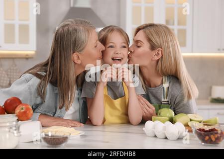 Tre generazioni. Nonna, figlia e nipote in cucina Foto Stock