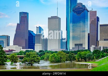 Lo skyline di Houston è raffigurato nel Buffalo Bayou Park allagato dopo l'uragano Harvey, 4 settembre 2017, a Houston, Texas. Foto Stock