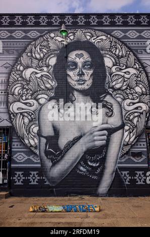 Un murale dia De Los Muertos è dipinto su un muro per l'HUE Mural Festival, 4 settembre 2017, a Houston, Texas. Foto Stock