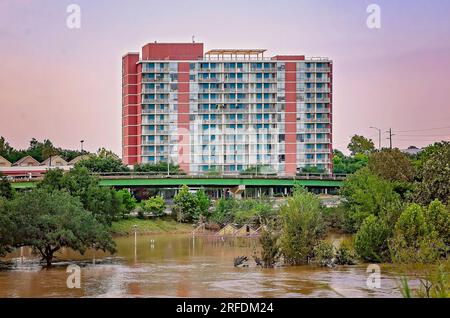 Una struttura per anziani, 2100 Memorial, si affaccia sul Buffalo Bayou Park allagato dopo l'uragano Harvey, 4 settembre 2017, a Houston, Texas. Foto Stock