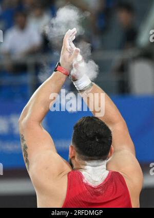 Chengdu, provincia cinese del Sichuan. 2 agosto 2023. Konrad Bukowiecki della Polonia compete durante la finale di tiro maschile ai 31esimi FISU Summer World University Games a Chengdu, nella provincia del Sichuan della Cina sud-occidentale, 2 agosto 2023. Crediti: Wang Xi/Xinhua/Alamy Live News Foto Stock