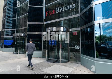 Vista della sede centrale di Fitch rating a New York il 2 agosto 2023, giorno dopo che la società ha declassato il debito a lungo termine degli Stati Uniti da AAA ad AA+, il che ha portato Dow Jones a scendere di quasi 350 punti Foto Stock