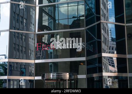 Vista della sede centrale di Fitch rating a New York il 2 agosto 2023, giorno dopo che la società ha declassato il debito a lungo termine degli Stati Uniti da AAA ad AA+, il che ha portato Dow Jones a scendere di quasi 350 punti Foto Stock