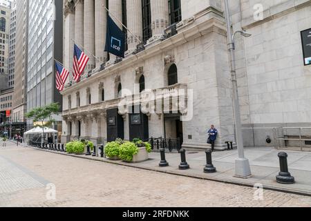 New York, New York, USA. 2 agosto 2023. Vista della NYSE a New York il 2 agosto 2023, giorno dopo che la valutazione Fitch ha declassato il debito a lungo termine degli Stati Uniti da AAA ad AA, il che ha portato Dow Jones a scendere di quasi 350 punti (immagine di credito: © Lev Radin/ZUMA Press Wire) SOLO PER USO EDITORIALE! Non per USO commerciale! Foto Stock