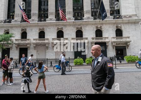 New York, New York, USA. 2 agosto 2023. Vista della NYSE a New York il 2 agosto 2023, giorno dopo che la valutazione Fitch ha declassato il debito a lungo termine degli Stati Uniti da AAA ad AA, il che ha portato Dow Jones a scendere di quasi 350 punti (immagine di credito: © Lev Radin/ZUMA Press Wire) SOLO PER USO EDITORIALE! Non per USO commerciale! Foto Stock