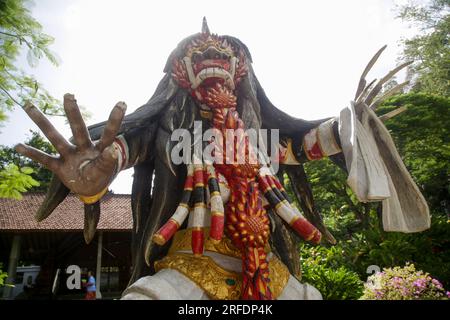 Variopinta Rangda, la regina demoniaca, statua al Palazzo reale Balinese Tirta Gangga, ex palazzo dei re a Karangasem, Bali, Indonesia Foto Stock