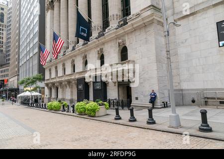 New York, USA. 2 agosto 2023. Vista della NYSE a New York il 2 agosto 2023, giorno dopo che la valutazione Fitch ha declassato il debito a lungo termine degli Stati Uniti da AAA ad AA, il che ha portato Dow Jones a scendere di quasi 350 punti. (Foto di Lev Radin/Sipa USA) credito: SIPA USA/Alamy Live News Foto Stock