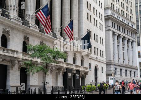 New York, USA. 2 agosto 2023. Vista della NYSE a New York il 2 agosto 2023, giorno dopo che la valutazione Fitch ha declassato il debito a lungo termine degli Stati Uniti da AAA ad AA, il che ha portato Dow Jones a scendere di quasi 350 punti. (Foto di Lev Radin/Sipa USA) credito: SIPA USA/Alamy Live News Foto Stock