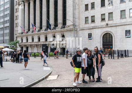 New York, USA. 2 agosto 2023. Vista della NYSE a New York il 2 agosto 2023, giorno dopo che la valutazione Fitch ha declassato il debito a lungo termine degli Stati Uniti da AAA ad AA, il che ha portato Dow Jones a scendere di quasi 350 punti. (Foto di Lev Radin/Sipa USA) credito: SIPA USA/Alamy Live News Foto Stock