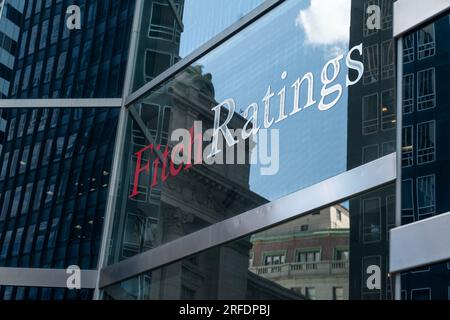 New York, USA. 2 agosto 2023. Vista della sede centrale di Fitch rating a New York il 2 agosto 2023, giorno dopo che la società ha declassato il debito a lungo termine degli Stati Uniti da AAA ad AA, il che ha portato Dow Jones a scendere di quasi 350 punti. (Foto di Lev Radin/Sipa USA) credito: SIPA USA/Alamy Live News Foto Stock