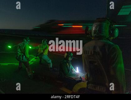 INDIAN OCEAN (1 agosto 2023) i marinai lanciano un F/A-18E Super Hornet, attaccato ai Dambusters of Strike Fighter Squadron (VFA) 195, sul ponte di volo a bordo degli Stati Uniti L’unica portaerei della Marina dispiegata in avanti, USS Ronald Reagan (CVN 76), a sostegno di Talisman Sabre 23, nell’Oceano Indiano, 1 agosto 2023. Ronald Reagan, l'ammiraglia del Carrier Strike Group 5, fornisce una forza pronta al combattimento che protegge e difende gli Stati Uniti, e sostiene alleanze, partnership e interessi marittimi collettivi nella regione Indo-Pacifico. Il talismano Sabre è la più grande esercitazione militare bilaterale Foto Stock