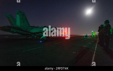 INDIAN OCEAN (1 agosto 2023) i marinai si preparano a lanciare un EA-18G Growler, attaccato allo Shadowhawks of Electronic Attack Squadron (VAQ) 141, sul ponte di volo a bordo degli Stati Uniti L’unica portaerei della Marina dispiegata in avanti, USS Ronald Reagan (CVN 76), durante le operazioni di volo a sostegno di Talisman Sabre 23, nell’Oceano Indiano, il 1o agosto 2023. Ronald Reagan, l'ammiraglia del Carrier Strike Group 5, fornisce una forza pronta al combattimento che protegge e difende gli Stati Uniti, e sostiene alleanze, partnership e interessi marittimi collettivi nella regione Indo-Pacifico. Talismano Sabre è la Foto Stock