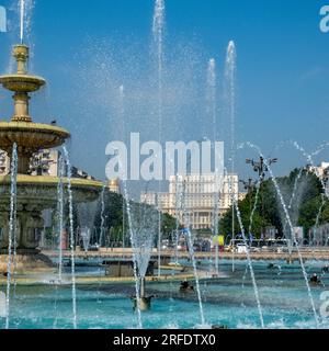 Fontane di fronte al Palazzo del Parlamento, ex Palazzo Ceausescu, nel centro di Bucarest, Romania Foto Stock