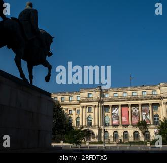 Statua di King Carol di fronte al Museo Nazionale d'Arte Bucarest, Romania Foto Stock