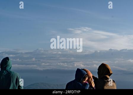 Darjeeling, Bengala Occidentale, India-05.26.2023. Foto retrovisiva dei turisti che si godono le montagne e le nuvole a Darjeeling Foto Stock