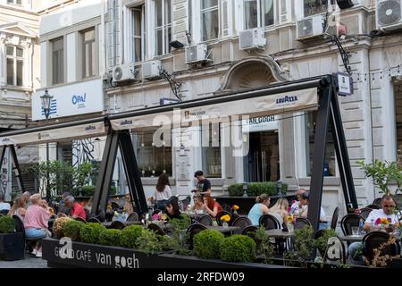 Persone che si godono un drink in una terrazza caffetteria a Budapest, in Ungheria Foto Stock