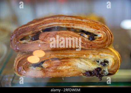 croissant al cioccolato appena fatti per essere felici Foto Stock