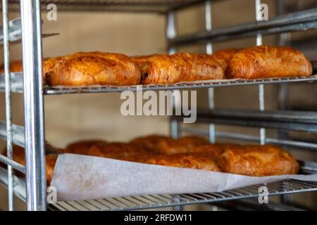 croissant appena sfornati che si raffreddano sulla griglia Foto Stock