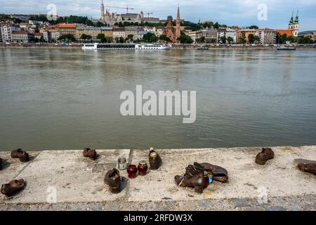 Il memoriale Shoes sulla riva del Danubio è un monumento agli ebrei ungheresi perseguitati e uccisi durante la seconda guerra mondiale. Pest, Budapest, Ungheria. Foto Stock