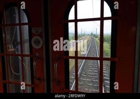 Vista dei binari ferroviari dal treno Darcia Express in Transilvania, Romania Foto Stock