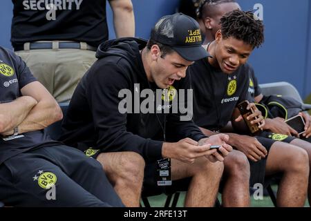 Chicago, Stati Uniti. 2 agosto 2023. Chicago, USA, 2 agosto 2023: Giovanni Reyna (7 Borussia Dortmund) guarda il suo telefono prima della partita tra Chelsea F.C. e Borussia Dortmund mercoledì 2 agosto 2023 al Soldier Field di Chicago, USA. (NESSUN USO COMMERCIALE) (Shaina Benhiyoun/SPP) credito: SPP Sport Press Photo. /Alamy Live News Foto Stock