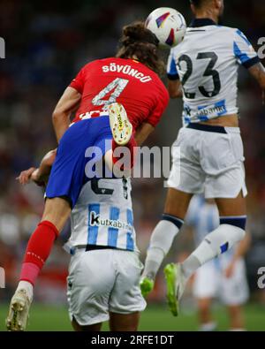 Monterrey, Messico. 3 agosto 2023. Monterrey, Messico 02/08/23: Amichevole pre-stagionale tra l'Atlético Madrid e il Real Sociedad. #4 Defender Atlético Madrid, Caglar Soyuncu schiera la palla con un colpo di testa sfidato dal centrocampista #23 Real Sociedad, Brais Méndez (Credit Image: © Torbjorn Tande/PX Imagens via ZUMA Press Wire) SOLO PER USO EDITORIALE! Non per USO commerciale! Foto Stock