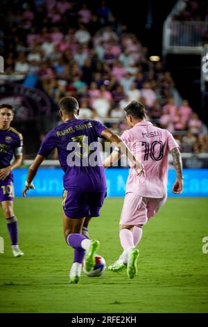 Fort Lauderdale, Florida, USA. 2 agosto 2023. 10-Lionel messi di Inter Miami, 3-Rafael Santos di Orlando SC. Fort Lauderdale, Florida, USA. 2 agosto 2023. Credito: Yaroslav Sabitov/YES Market Media/Alamy Live News Foto Stock