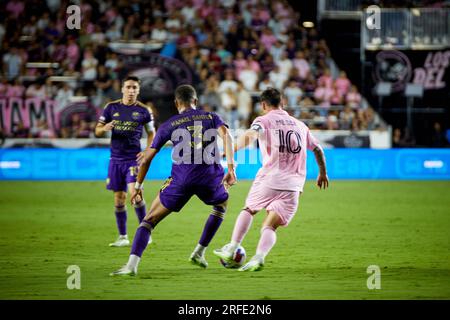 Fort Lauderdale, Florida, USA. 2 agosto 2023. 10-Lionel messi di Inter Miami, 3-Rafael Santos di Orlando SC. Fort Lauderdale, Florida, USA. 2 agosto 2023. Credito: Yaroslav Sabitov/YES Market Media/Alamy Live News Foto Stock