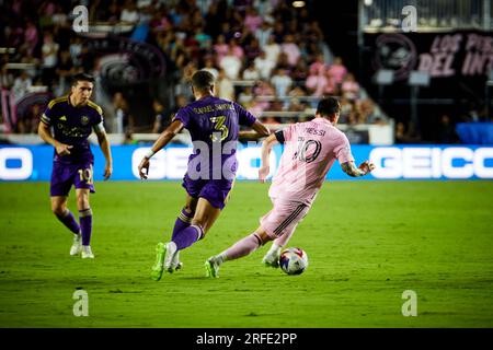 Fort Lauderdale, Florida, USA. 2 agosto 2023. 10-Lionel messi di Inter Miami, 3-Rafael Santos di Orlando SC. Fort Lauderdale, Florida, USA. 2 agosto 2023. Credito: Yaroslav Sabitov/YES Market Media/Alamy Live News Foto Stock