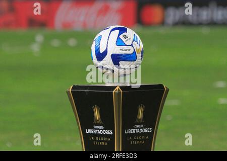 Montevideo, Uruguay. 2 agosto 2023. Il pallone Oficial della Copa Libertadores 2023 è visto, durante la partita tra Nacional e Boca Juniors per la prima tappa del 16° round della Copa CONMEBOL Libertadores 2023, al Gran Park Central Stadium, a Montevideo, Uruguay il 2 agosto. Foto: Pool Pelaez Burga/DiaEsportivo/DiaEsportivo/Alamy Live News Credit: DiaEsportivo/Alamy Live News Foto Stock