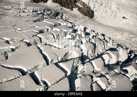 Sorvolando le cime innevate più alte delle alpi meridionali in elicottero senza finestre Foto Stock