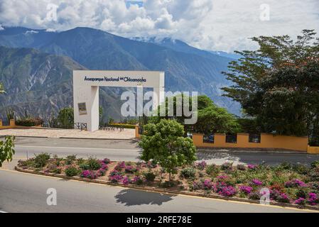 Aratoca, Santander, Colombia, 23 novembre 2022: Arco d'ingresso del Chicamocha National Aquapark, una popolare destinazione turistica circondata da spettacolari Foto Stock