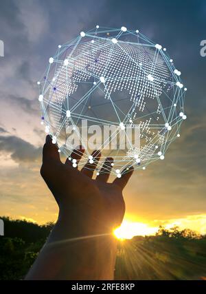 Età della tecnologia persone, l'uso della tecnologia nell'era moderna, interconnessione tramite rete internet, comunicazione con Internet, comunicazione w Foto Stock