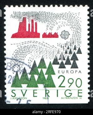 RUSSIA KALININGRAD, 20 OTTOBRE 2013: Timbro stampato dalla Svezia, mostra inquinanti industriali, circa 1986 Foto Stock