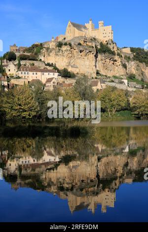 Reflet du château fort, de l’église et du Village de Beynac, classé Plus beau Village de France, Dordogne, Périgord, Nouvelle-Aquitaine, Francia, Europ Foto Stock