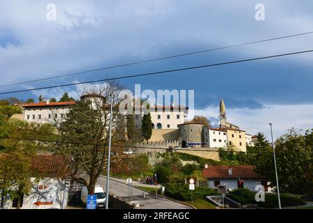 Štanjel, Slovenia - 13 novembre 2022: Vista del castello di Štanjel e della chiesa parrocchiale di San Danijel a Karst in Primorska, Slovenia Foto Stock