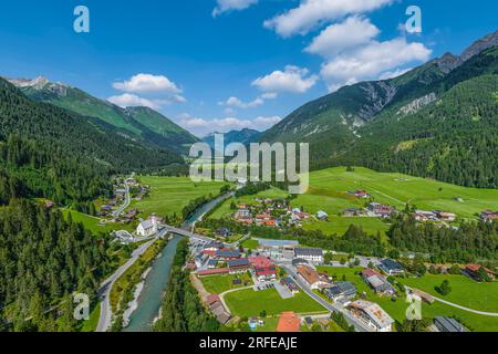 Bach in Tirolo, un piccolo villaggio nella valle tirolese di Lech Foto Stock