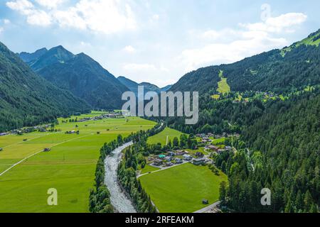 Bach in Tirolo, un piccolo villaggio nella valle tirolese di Lech Foto Stock