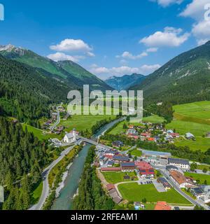 Bach in Tirolo, un piccolo villaggio nella valle tirolese di Lech Foto Stock